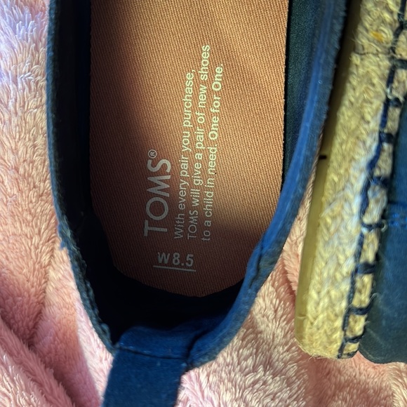 Navy Blue Toms with ombré blue tassel size 8.5. Excellent condition - Picture 3 of 4